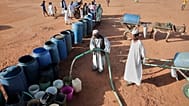 أشخاص يملؤون حاويات المياه في نقطة توزيع بسبب انقطاع المياه في الخرطوم بالسودان، الجمعة 30 يناير 2026.
