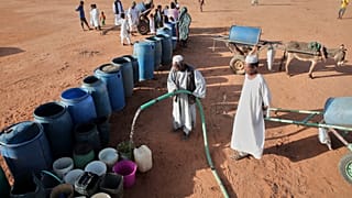 أشخاص يملؤون حاويات المياه في نقطة توزيع بسبب انقطاع المياه في الخرطوم بالسودان، الجمعة 30 يناير 2026.