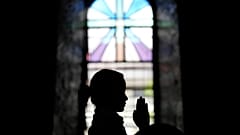 Alexandra Ivory Bonilla betet am Freitag, den 9. Mai 2025, in der Kathedrale in Imus, Provinz Cavite, Philippinen.