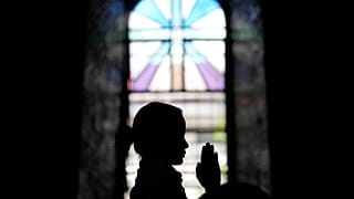 Alexandra Ivory Bonilla modli się w katedrze w Imus w prowincji Cavite na Filipinach w piątek, 9 maja 2025 roku.