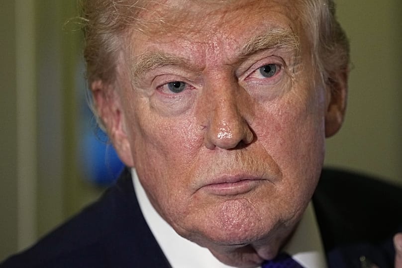 في 16 فبراير/شباط 2026،  الرئيس الأميركي دونالد ترامب على متن طائرة الرئاسة أثناء توجهه إلى واشنطن قادمًا من فلوريدا.