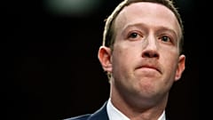 Archivbild: Facebook-Chef Mark Zuckerberg hält inne, als er 2018 in Washington vor einem gemeinsamen Ausschuss für Handel und Justiz auf dem Capitol Hill aussagt.