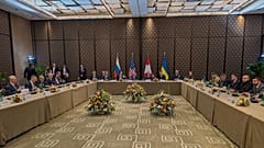  Delegações dos EUA, ao centro, da Ucrânia, à direita, e da Rússia participam na próxima ronda de conversações trilaterais sobre a guerra Rússia-Ucrânia em Genebra, Suíça, terça-feira, 17 de fevereiro de 2026.