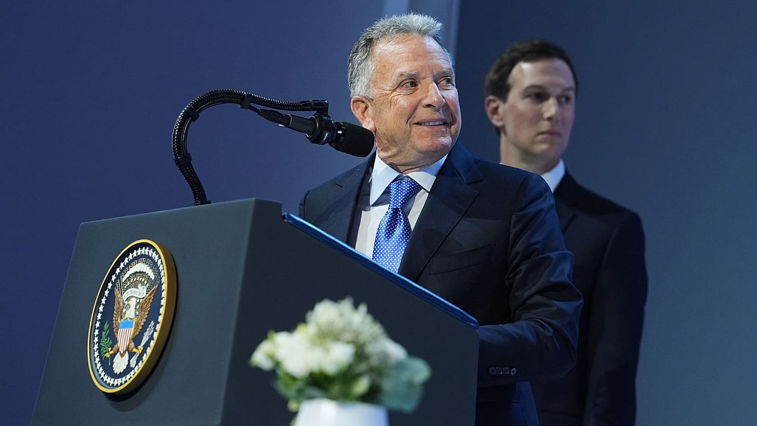 استیو ویتکاف، فرستاده ویژه ایالات متحده در امور خاورمیانه و جارد کوشنر، پس از امضای منشور هیئت صلح در نشست سالانه مجمع جهانی اقتصاد در داووس، سوئیس، پنجشنبه، ۲۲ ژانویه ۲۰۲۶