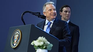 استیو ویتکاف، فرستاده ویژه ایالات متحده در امور خاورمیانه و جارد کوشنر، پس از امضای منشور هیئت صلح در نشست سالانه مجمع جهانی اقتصاد در داووس، سوئیس، پنجشنبه، ۲۲ ژانویه ۲۰۲۶