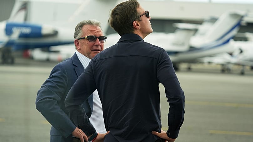 استیو ویتکاف و جارد کوشنر، منتظر ورود دونالد ترامپ در فرودگاه تتربورو نیوجرسی، در مسیر حضور در مسابقه فوتبال فینال جام باشگاه‌های جهان، یکشنبه، ۱۳ ژوئیه ۲۰۲۵