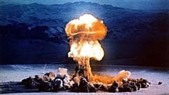 صورة أرشيفية - سحابة فطرية تتصاعد من انفجار تجريبي في موقع نيفادا للاختبارات في 24 يونيو 1957. (وزارة الطاقة الأمريكية عبر وكالة أسوشيتد برس، صورة أرشيفية)