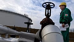 Ein Ingenieur der Ungarischen Öl- und Gasgesellschaft überprüft den Empfangsbereich der Druzhba-Ölpipeline in der größten Ölraffinerie des Landes in Szazhalombata.