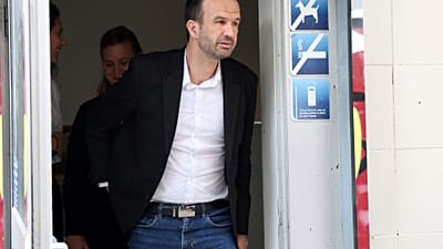 Le député et coordinateur national de La France Insoumise, Manuel Bompard, devant le siège du parti, lundi 8 juillet 2024 à Paris. (AP Photo/Aurelien Morissard)