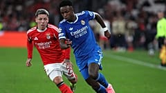 Gianluca Prestianni, do Benfica, disputa a bola com Vinicius Júnior, do Real Madrid