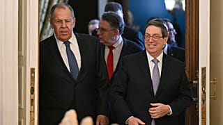 El ministro de Asuntos Exteriores de Rusia, Serguéi Lavrov, y el ministro de Asuntos Exteriores de Cuba, Bruno Rodríguez, ingresan a una sala de reunión en Moscú.