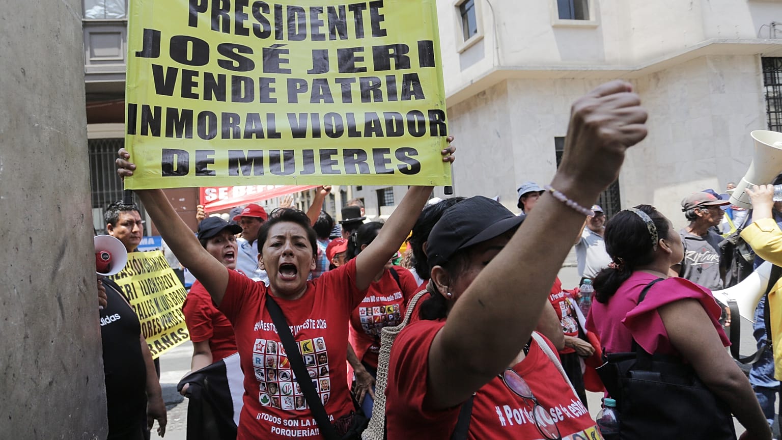 Personas protestan contra el presidente peruano José Jeri frente al lugar donde los legisladores debaten su destitución en Lima, Perú, el martes 17 de febrero de 2026
