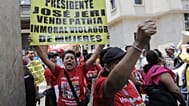 Personas protestan contra el presidente peruano José Jeri frente al lugar donde los legisladores debaten su destitución en Lima, Perú, el martes 17 de febrero de 2026