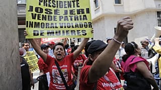 Personas protestan contra el presidente peruano José Jeri frente al lugar donde los legisladores debaten su destitución en Lima, Perú, el martes 17 de febrero de 2026
