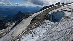 Archivbild: Blick aus einem Rettungshubschrauber auf den Gletscher Punta Rocca nahe Canazei in den italienischen Alpen, am Dienstag, fünften Juli zweitausendzweiundzwanzig.