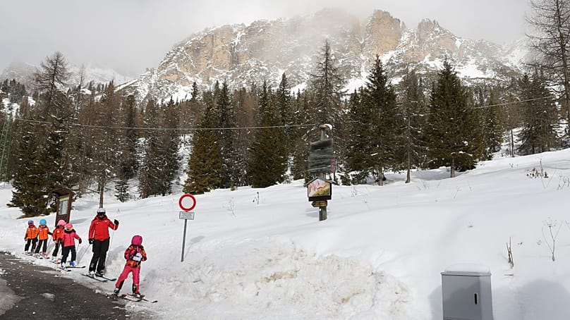 Vista do maciço do Cristallo, nos Dolomitas, outrora coberto por glaciares, observada a partir da cidade anfitriã olímpica Cortina d'Ampezzo, Itália, 7 de fevereiro de 2026 