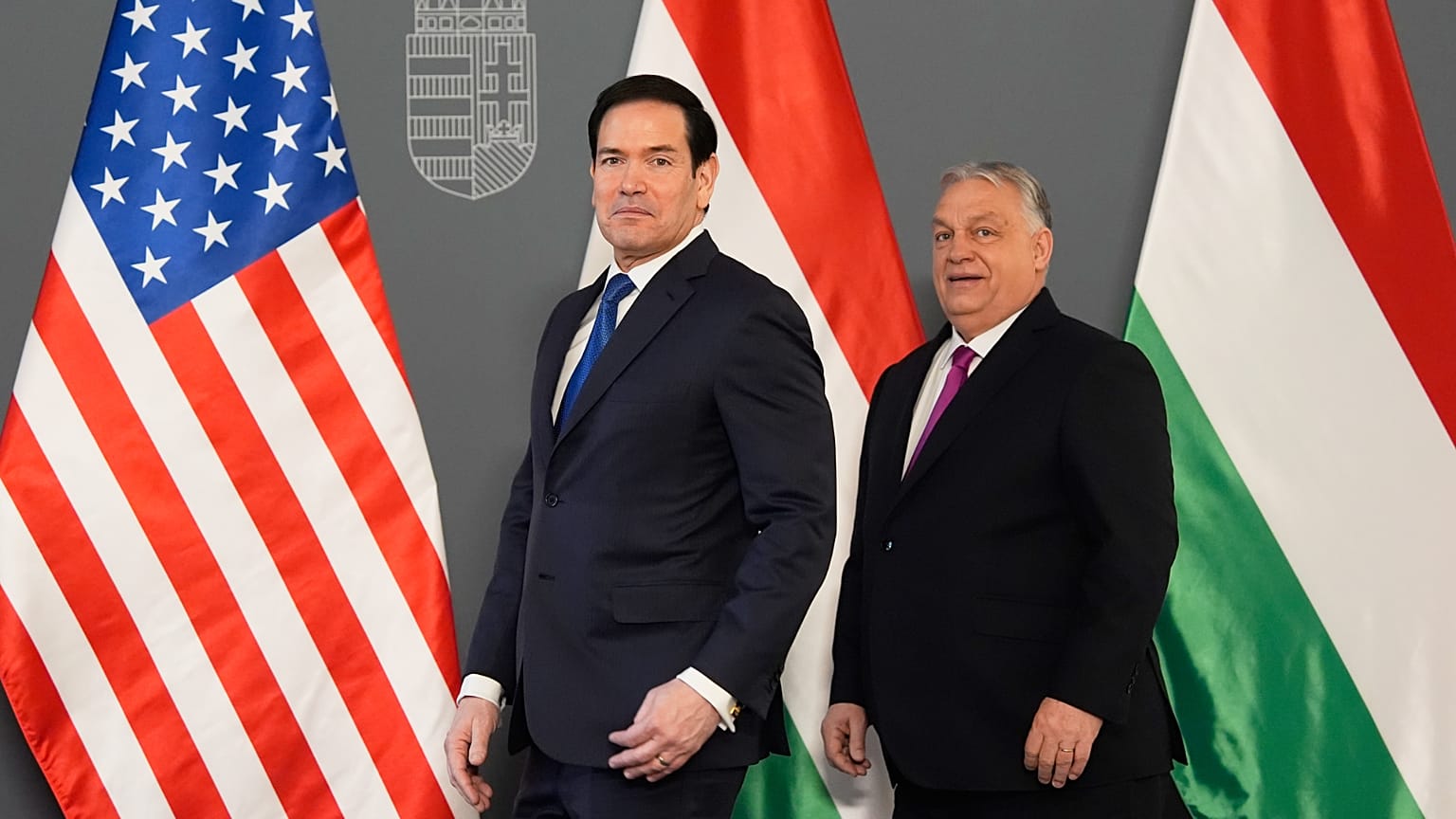 O secretário de Estado dos EUA, Marco Rubio, à esquerda, encontra-se com o primeiro-ministro da Hungria, Viktor Orban, em Budapeste, Hungria, na segunda-feira, 16 de fevereiro