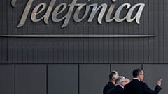 ARCHIV: Männer verlassen die Telefónica-Konzernzentrale in Madrid, Juli zweitausenddreizehn.