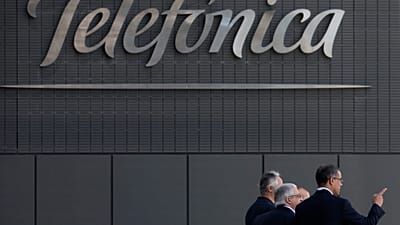 ARCHIVES. Des hommes sortent du siège de Telefónica à Madrid, en juillet 2013