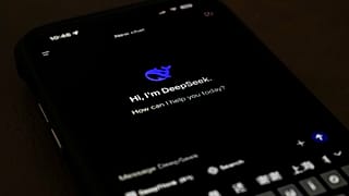 La página de la aplicación para móvil DeepSeek se ve en la pantalla de un teléfono móvil en Pekín, el martes 28 de enero de 2025