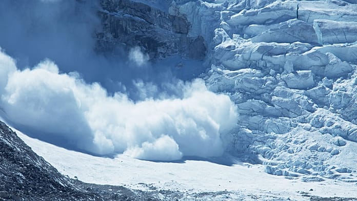 بين ليلة وضحاها.. تجمع سكني يجد نفسه معزولًا عن العالم بعد انهيار جليدي