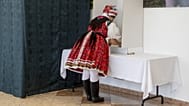 Népviseletben szavaz egy nő a 2024-es önkormányzati, európai parlamenti (EP-) és nemzetiségi választásokon Vizsláson