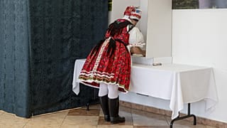 Népviseletben szavaz egy nő a 2024-es önkormányzati, európai parlamenti (EP-) és nemzetiségi választásokon Vizsláson