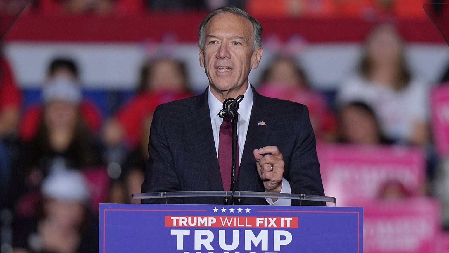 مایک پمپئو در کارزار انتخاباتی حمایت از دونالد ترامپ در چهارم نوامبر ۲۰۲۴