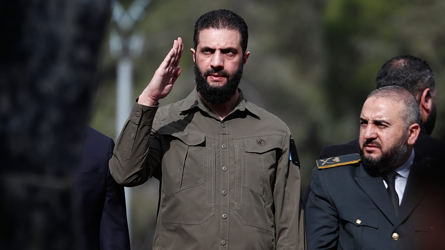 الرئيس السوري المؤقت، أحمد الشرع، يؤدي التحية خلال الاحتفالات التي أقيمت بمناسبة الذكرى السنوية الأولى للإطاحة بالرئيس السابق بشار الأسد في دمشق، سوريا، يوم الاثنين 8 ديسمبر