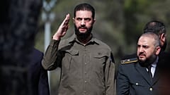 الرئيس السوري المؤقت، أحمد الشرع، يؤدي التحية خلال الاحتفالات التي أقيمت بمناسبة الذكرى السنوية الأولى للإطاحة بالرئيس السابق بشار الأسد في دمشق، سوريا، يوم الاثنين 8 ديسمبر