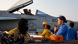 هدایت جنگنده سوپرهورنت بر روی عرشه ناو هواپیمابر آبراهام لینکلن به تاریخ ۲۵ ژانویه ۲۰۲۶ 