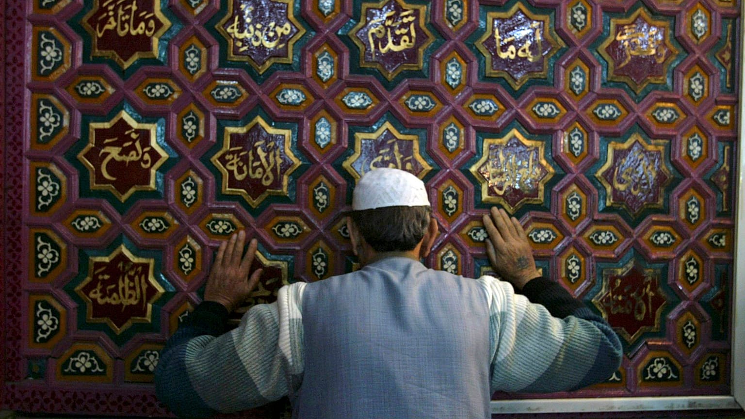 مسلم كشميري يصلي داخل ضريح الشيخ الصوفي عبد القادر الجيلاني في سريناغار، الهند