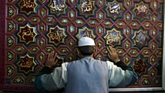 مسلم كشميري يصلي داخل ضريح الشيخ الصوفي عبد القادر الجيلاني في سريناغار، الهند