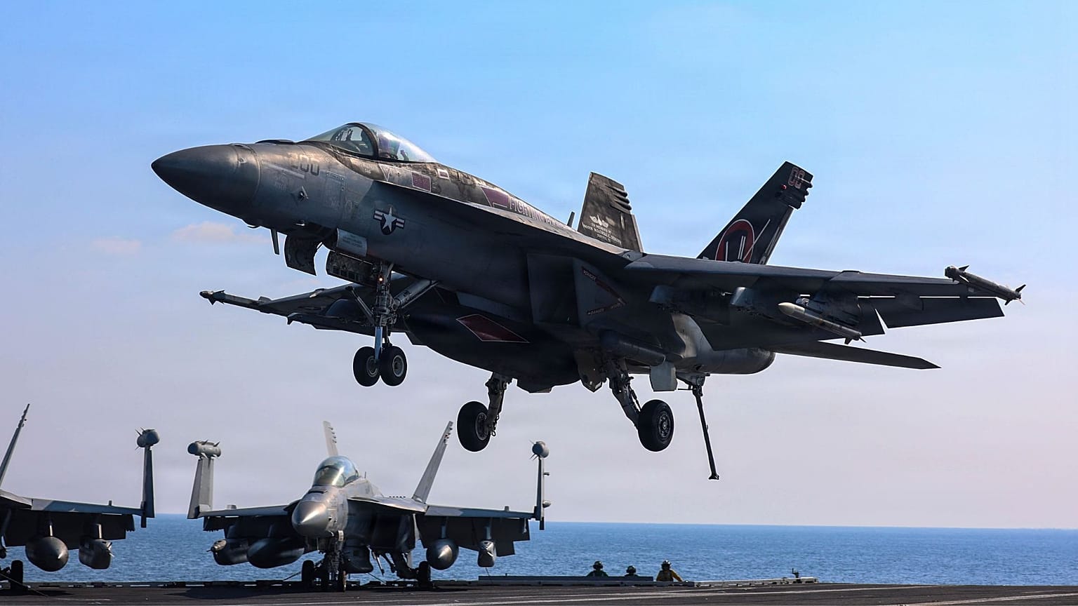 فرود جنگنده آمریکایی بر ناو هواپیمابر «آبراهام لینکلن»