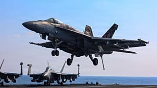 فرود جنگنده آمریکایی بر ناو هواپیمابر «آبراهام لینکلن»