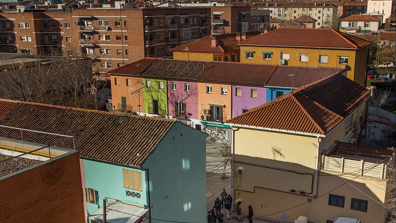 شرطة مكافحة الشغب تطوق المنطقة وتتحقق من هويات ناشطي الحق في السكن خلال إخلاء إميليا مونتويا فاسكيث وعائلتها من منزلهم في مدريد بإسبانيا الأربعاء 25 فبراير 2015