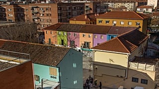 Polícia de choque isola a zona e identifica ativistas pelo direito à habitação durante o despejo de Emilia Montoya Vazquez e família, em Madrid, 25/02/2015