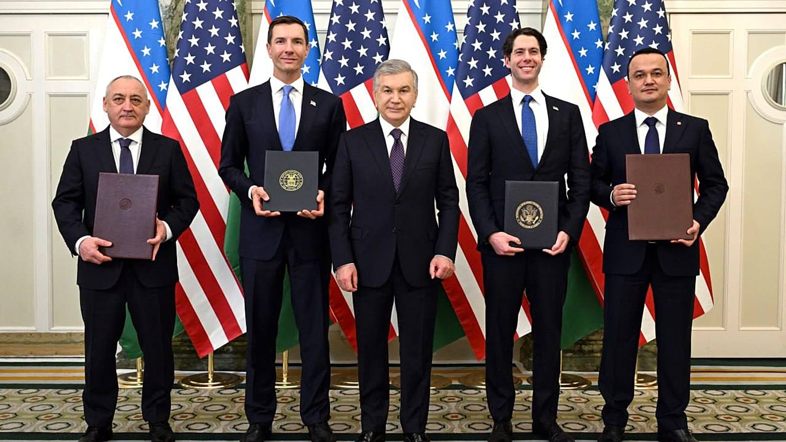 Üzbegisztán elnöke Savkat Mirzijojev, az Eximbank elnöke John Jovanovic, a DFC vezérigazgatója Ben Black, beruházási miniszter és a Stratégiai Reformügynökség igazgatója