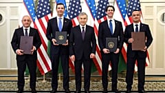 Usbekistans Präsident Schawkat Mirsijojew; Eximbank-Präsident John Jovanovic; DFC-Chef Ben Black; der Investitionsminister und Leiter der Agentur für Strategiereformen.