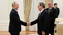 Der russische Präsident Wladimir Putin, links, schüttelt dem kubanischen Außenminister Bruno Rodriguez Parrilla während ihres Treffens im Senatspalast des Kremls in Moskau die Hand.