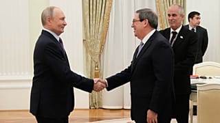 O Presidente russo Vladimir Putin, à esquerda, cumprimenta o Ministro dos Negócios Estrangeiros cubano, Bruno Rodriguez Parrilla, durante o seu encontro no Palácio do Senado do Kremlin, em Moscovo.