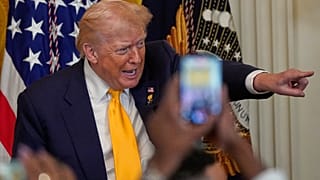 يشير الرئيس دونالد ترامب بيده خلال فعالية بمناسبة شهر تاريخ السود في القاعة الشرقية بالبيت الأبيض، الأربعاء 18 فبراير/شباط 2026، في واشنطن