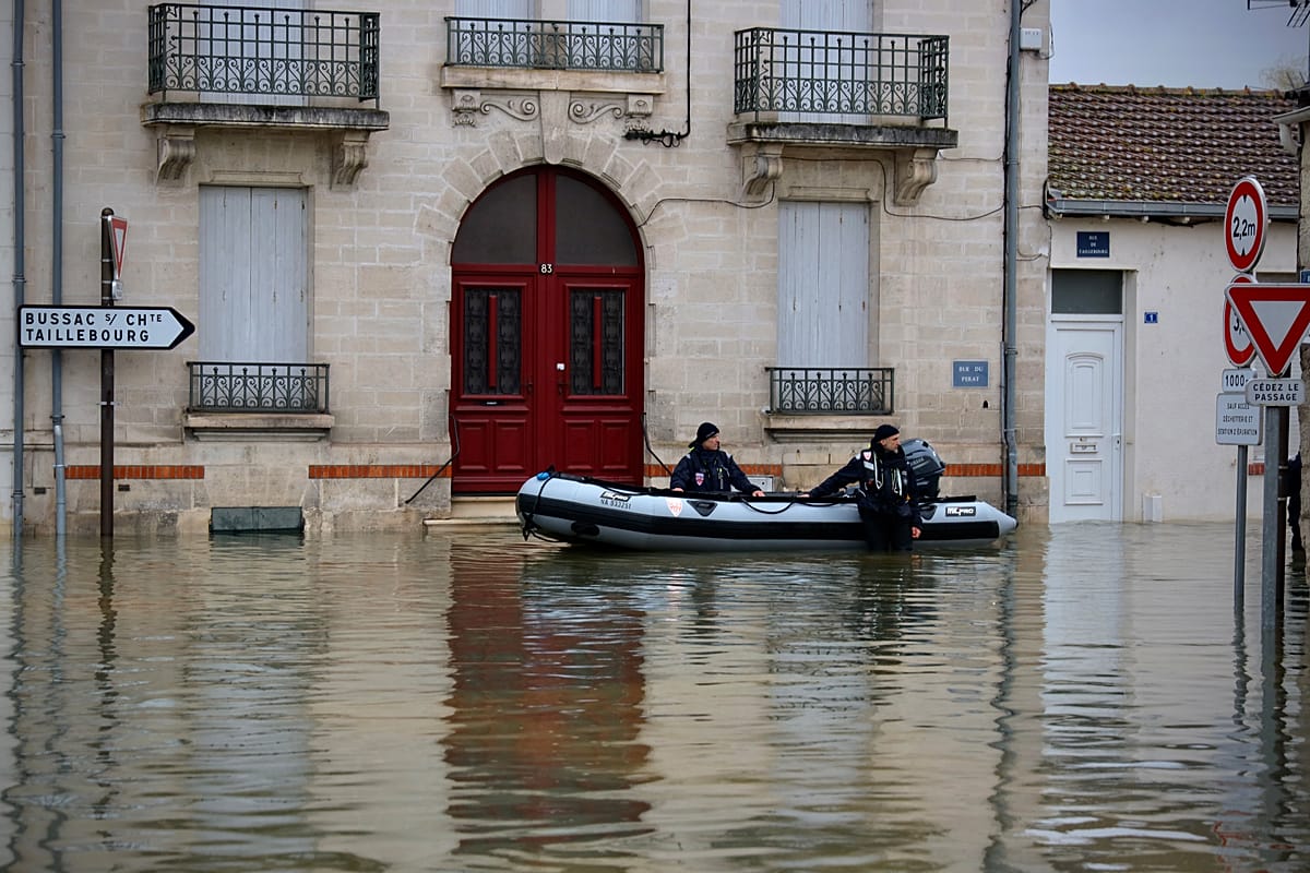 France maintains red flood alert as Storm Pedro hits southwest | Euronews