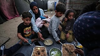 نازحون فلسطينيون يفطرون في اليوم الأول من شهر رمضان داخل خيمتهم في خان يونس، جنوب قطاع غزة، الأربعاء 18 فبراير/شباط 2026.