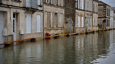 Vista de una calle inundada de Saintes mientras las graves inundaciones afectan al oeste de Francia por la tormenta Pedro, miércoles 18 de febrero de 2026.