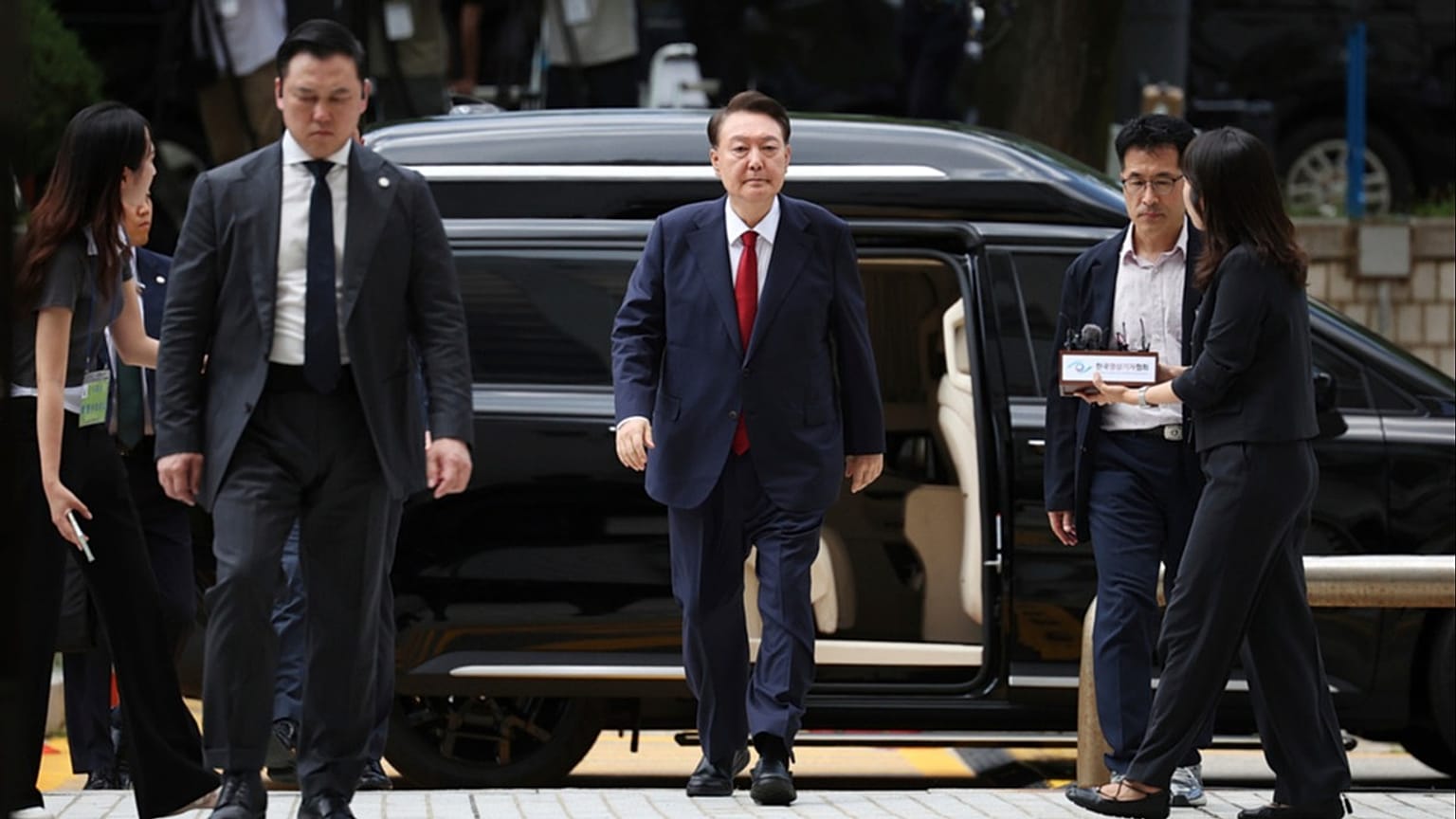 ΑΡΧΕΙΟ - Ο πρώην πρόεδρος της Νότιας Κορέας Γιουν Σουκ Γιολ φτάνει σε δικαστήριο στη Σεούλ, Νότια Κορέα, 9 Ιουλίου 2025.