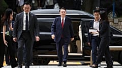 DATEI - Der ehemalige südkoreanische Präsident Yoon Suk-yeol trifft zu einer Anhörung vor Gericht ein, bei der es um die Überprüfung seines von der Staatsanwaltschaft beantragten Haftbefehls geht, in Seoul, Südkorea, 9. Juli 2025