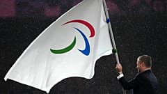 Andrew Parsons, président du Comité international paralympique, avec le drapeau paralympique à Paris en 2024