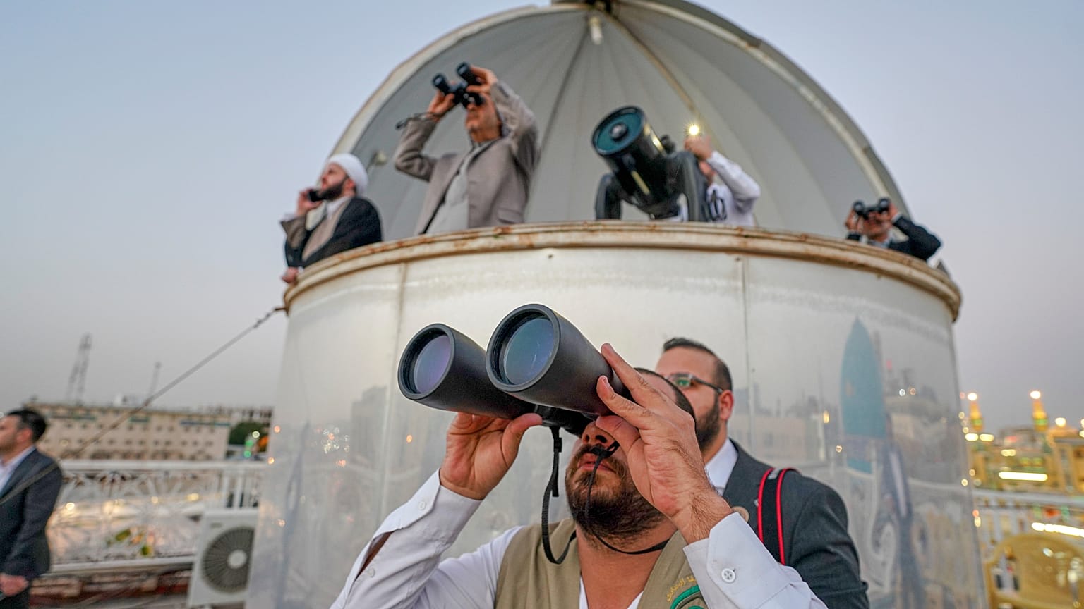 يرصد الشيعة هلال شهر رمضان لتحديد بداية الشهر التاسع من التقويم الهجري، والذي يمثل بداية الصيام، في النجف بالعراق، الأربعاء 18 فبراير 2026. (صورة من وكالة أسوشيتد برس/أنمار خل