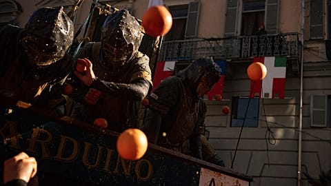 Italia, batalla de naranjas en Carnaval